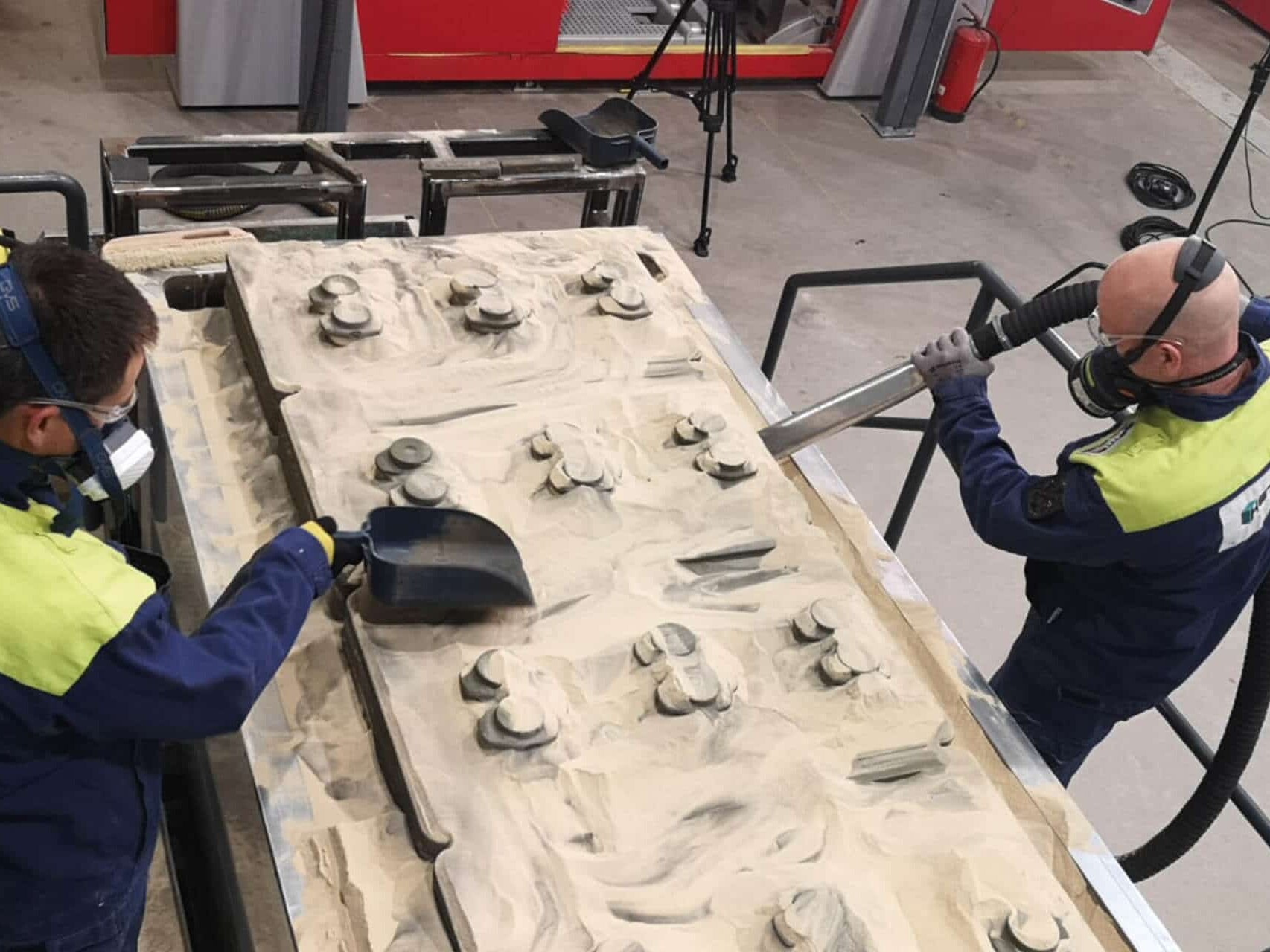 Unpacking the sand molds on the VX2000 from voxeljet