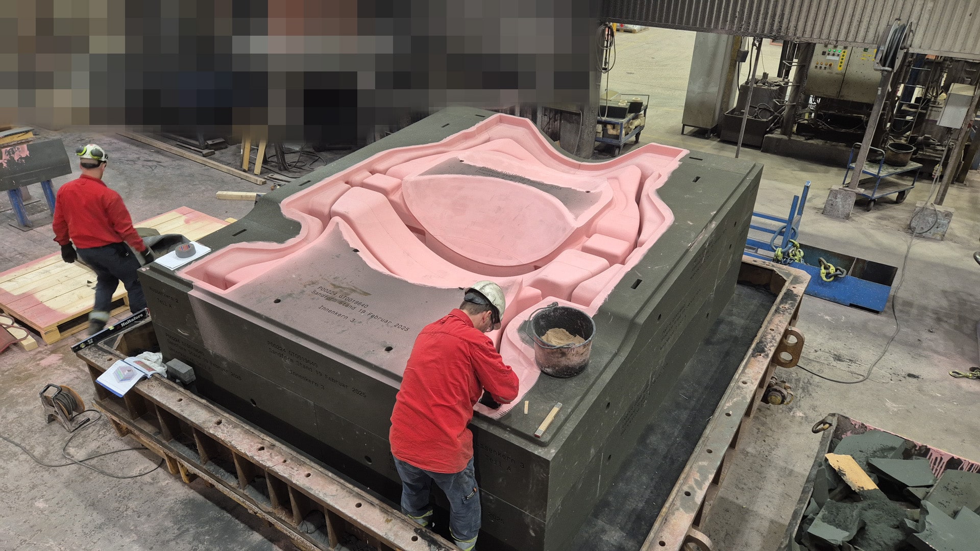 Montage einer 3D-gedruckten Sandform in einer Gießerei
